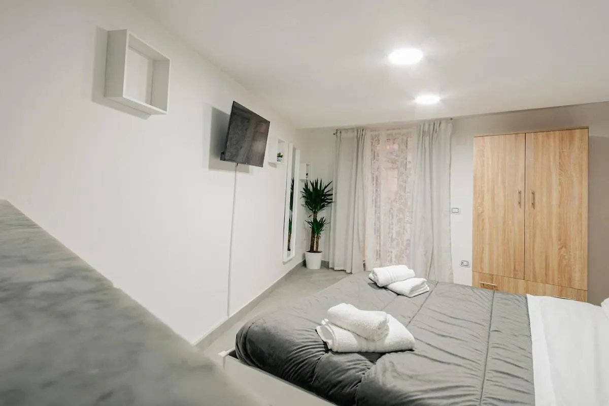 House Of Totonn 0*, Naples