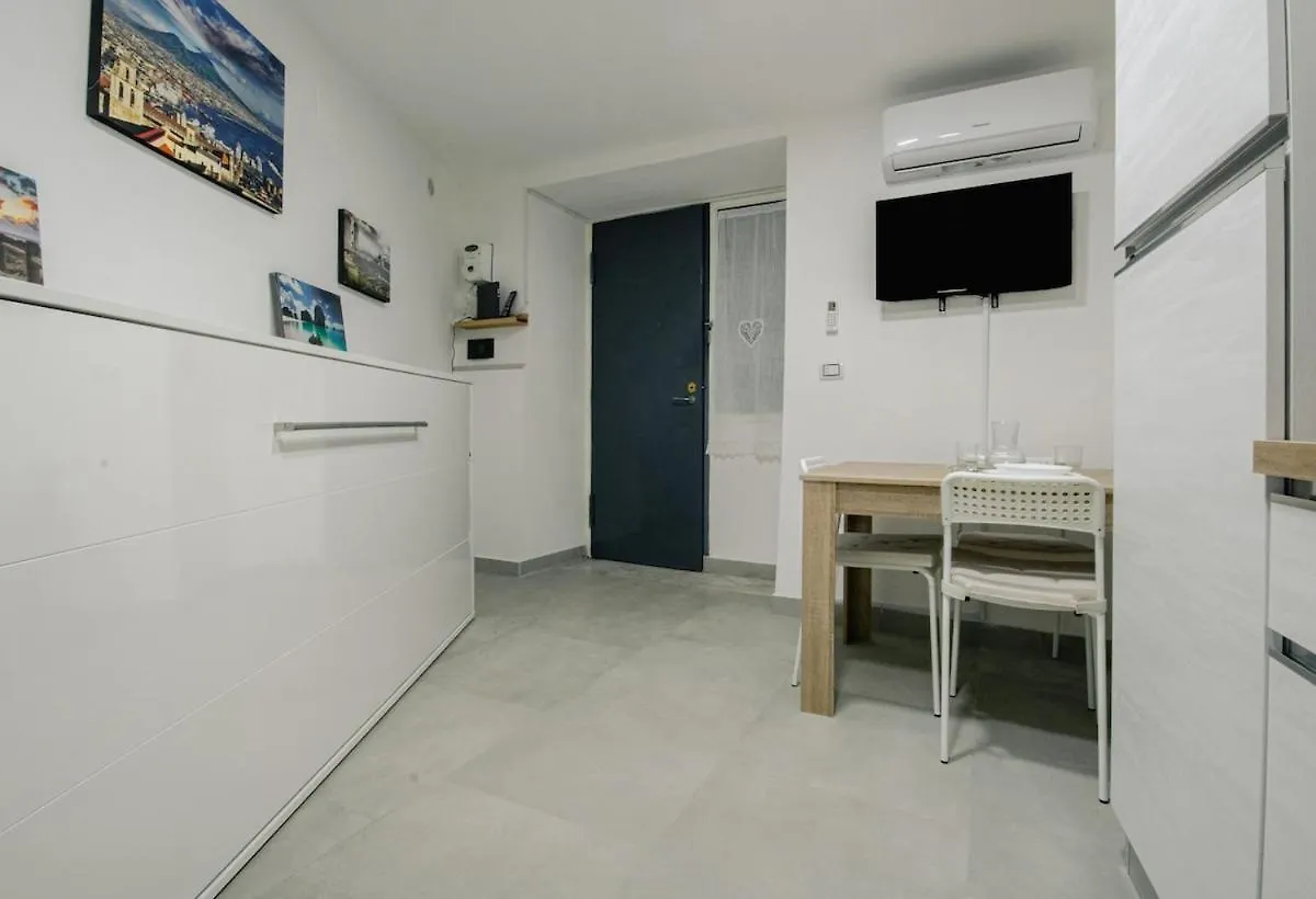 House Of Totonn 0*, Neapol Itálie